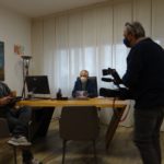 Interno di saletta riunione Azeta con operatore video che riprende Ubaldo Torricelli