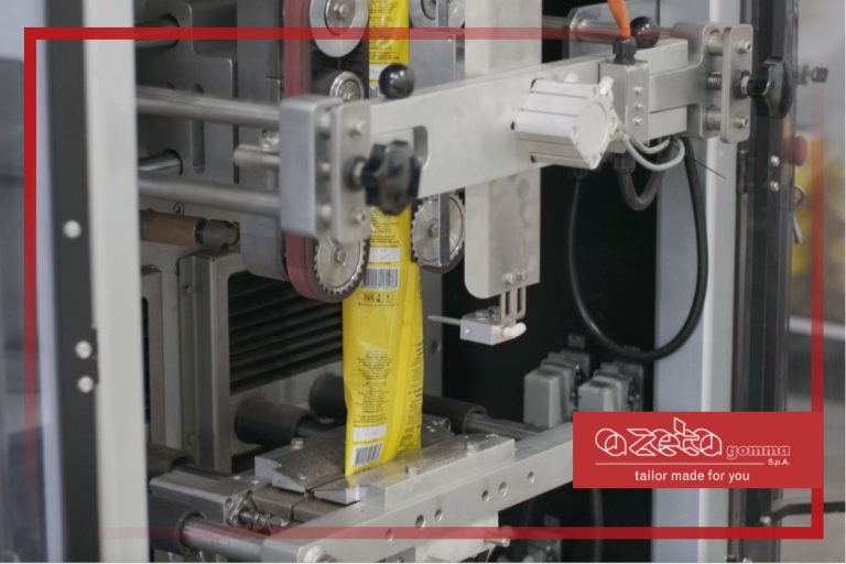 Una macchina per il confezionamento con nel dettaglio una cinghia in gomma che ne permette il funzionamento